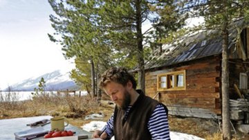 Sylvain Tesson, devant la cabane où il a vécu pendant six mois au bord du lac Baïkal (Sibérie) en 2010. © Thomas Goisque