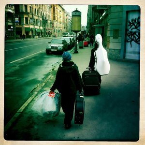 Dans une rue de Saint-P&eacute;tersbourg allant vers le th&eacute;&acirc;tre avec le d&eacute;cor &copy; photo Collectif ZOU