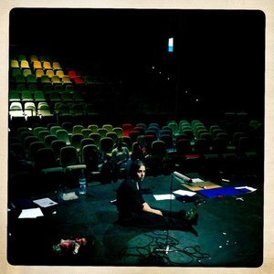 Jessica Martin, de l'Acad&eacute;mie Fratellini, sur la sc&egrave;ne du th&eacute;&acirc;tre Licedei pendant le montage &copy; photo Collectif ZOU