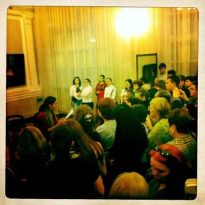 Marine Paris disant des po&egrave;mes de Baudelaire dans le mus&eacute;e des beaux arts d'Irkoutsk &copy; photo Collectif ZOU