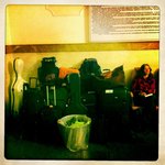 Les valises contenant le d&eacute;cor dans la gare de Donestk &copy; photo Collectif ZOU